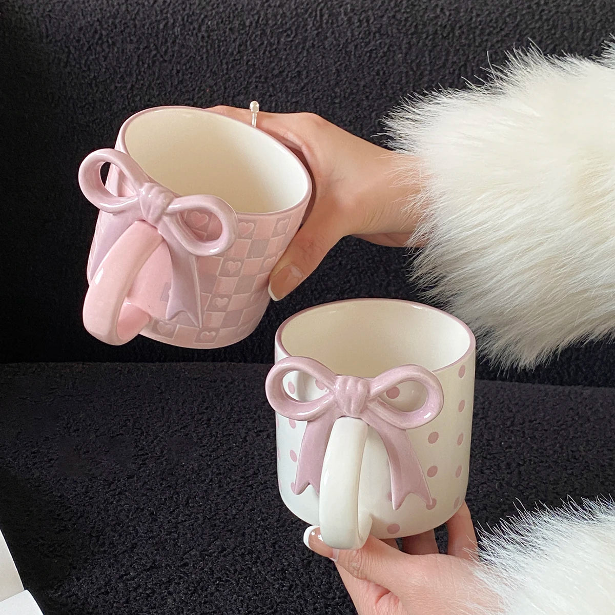 1Pc Ceramic Mug with Bowknot Handle and Heart Design, Creative Bowknot Handle Design with Checkerboard Pattern, Suitable for Home Decoration, Daily Household Use, Breakfast Milk, Afternoon Tea Coffee, Latte Art Cup for Coffee Shops, Exquisite Gift